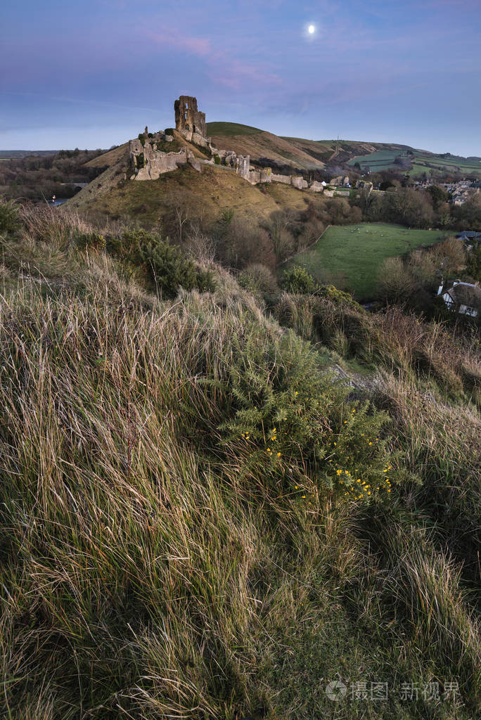 美丽的中世纪城堡风景在秋天黄昏光与m