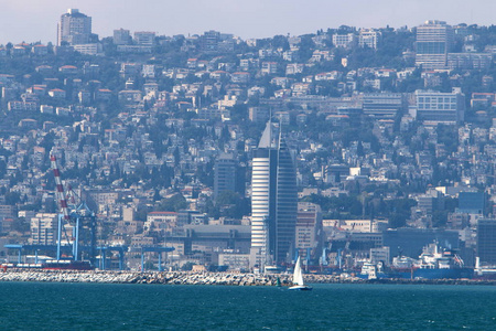 海法是以色列的一个海港，位于地中海沿岸卡梅尔山的山坡上