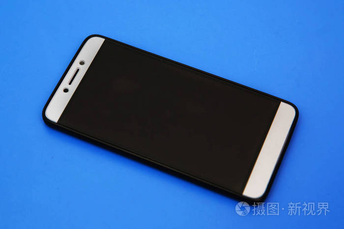 黑屏幕黑色智能手机 Android 手机 空屏幕 黑色智能手机在蓝色背景下 在黑色屏幕上 智能手机图标在风格平面设计的蓝色背景 照片 正版商用图片11t9u6 摄图新视界 黑屏幕黑色智能手机 Android 手机 空屏幕 黑色智能手机在蓝色背景下 在黑色屏幕上 智能手机图标在风格平面设计的蓝色背景 照片 正版商用图片11t9u6 摄图新视界