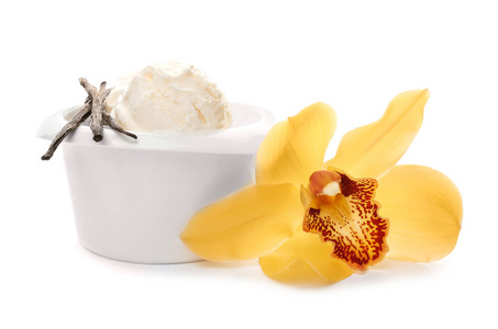 碗与美味的香草冰淇淋, 豆荚和花白色背景
