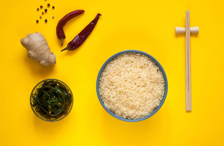 亚洲食品配料, 香料和酱黄色背景。最受欢迎的中式菜肴复制空间的概念