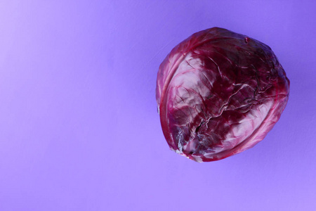 红菜心紫色背景上的红甘蓝,素食,设计师用的卷心菜,复制空间,俯视