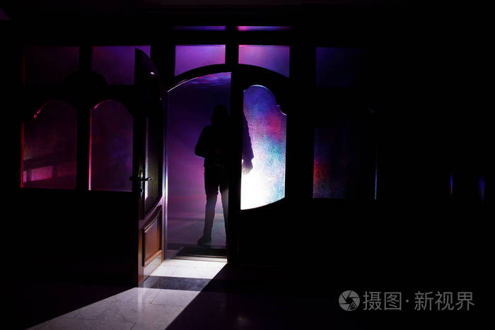 一个人在夜晚的窗口前的剪影.恐怖场面万圣节模糊剪影概念