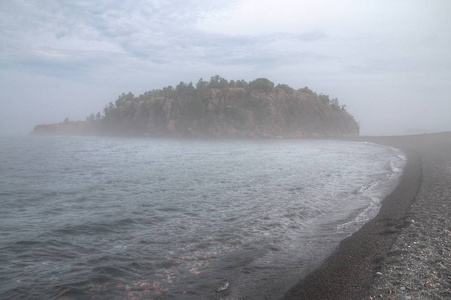 黑海滩在湖的北岸在优越由银色