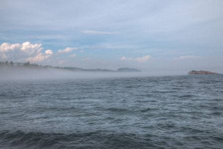 黑海滩在湖的北岸在优越由银色