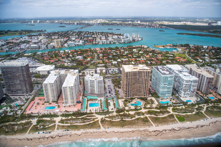 迈阿密海滩天际线的鸟瞰。 海滩上美丽的公寓。