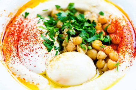 经典的鹰嘴豆泥和欧芹。传统犹太食品和中东烹饪食谱