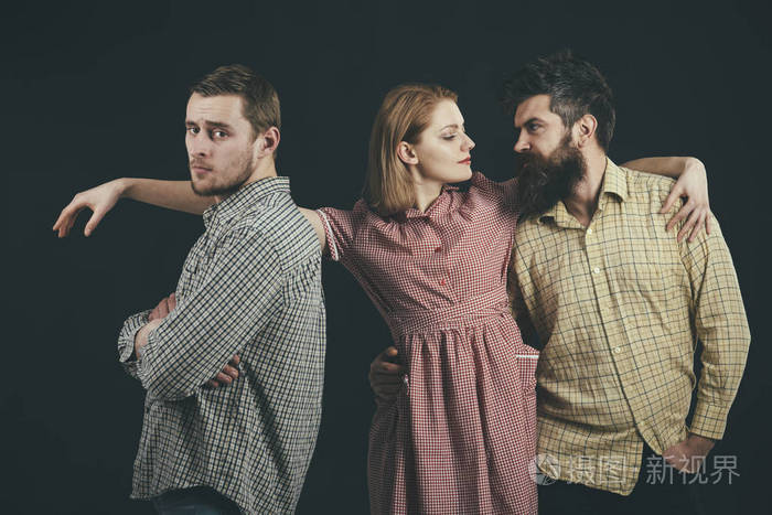 三角恋概念. 关系沟通友谊爱背叛. 男人,女人,忧郁的脸,黑色的背景.