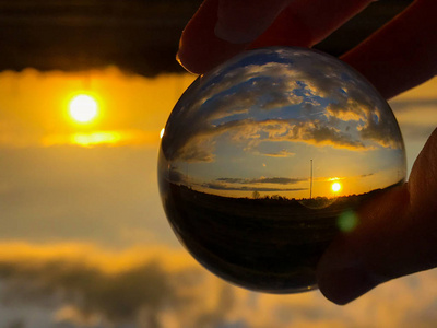 水晶球环境概念中多云天气的日落反射