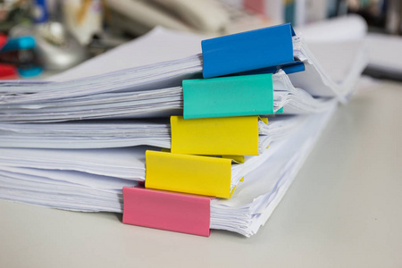 业务档案档案文件中的一堆文件文件,在办公室的业务概念上办公桌上有