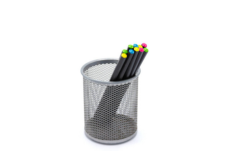 在白色背景上隔离的杯子里的各种彩色铅笔
