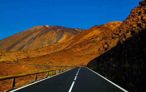 公路旅行概念.汽车旅行冒险.照片
