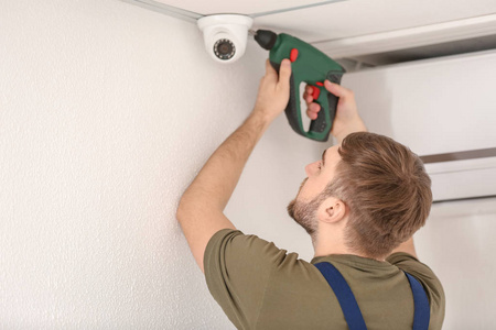 电工在室内安装安全摄像头照片