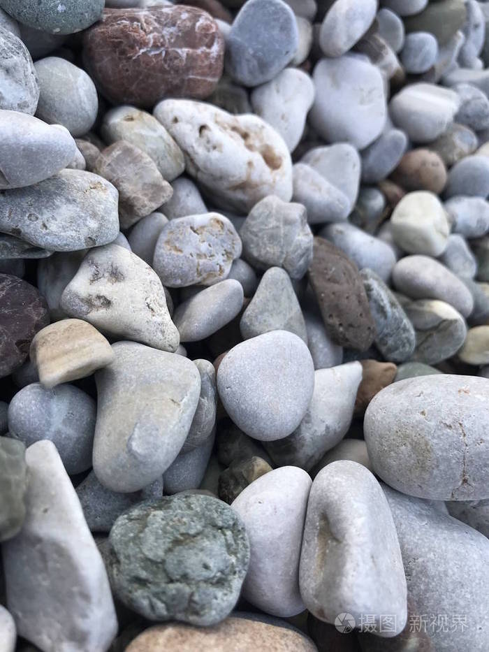 海滩上五颜六色的岩石圆形石头的纹理图像