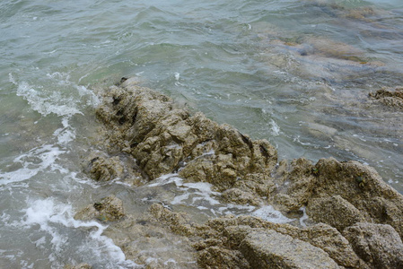 美丽的海滩,清澈的水,美丽的海滩和海浪. 在阳光明媚的一照片