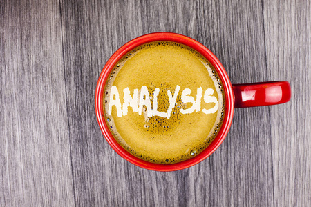 概念性手写显示分析。商务照片文本新网站增长开发的战略分析计划在红杯咖啡上写上灰色的木质背景。顶部视图