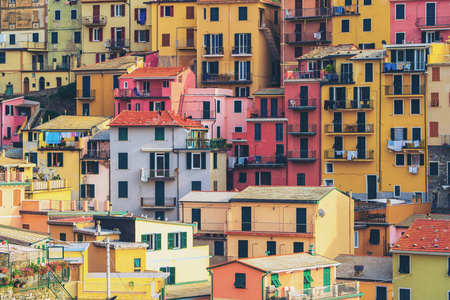 五颜六色的房子在 Manarola, 五渔村意大利