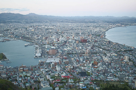 从山上俯瞰美丽的城市景观。 日本北海道豪杰