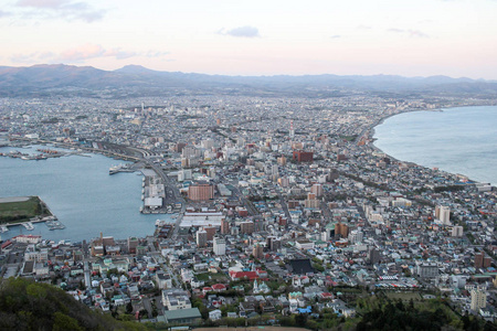 在晚上，北海道，日本城市景观视图从函馆山