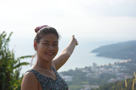 美丽的女孩有风景，城市景色港口和美丽的海洋。 从泰国普吉岛山顶