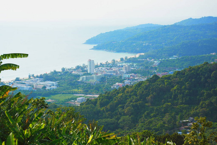 美丽的女孩有风景，城市景色港口和美丽的海洋。 从泰国普吉岛山顶