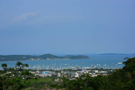 海天观城市观港口和美丽的海洋。 从泰国普吉岛的山顶。