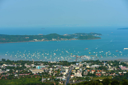 海景和天空城市观港和美丽的海洋从山顶在泰国普吉岛。