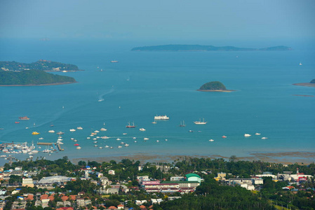 海景和天空城市观港和美丽的海洋从山顶在泰国普吉岛。