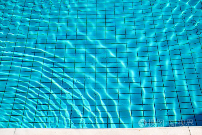 泳池底部焦线波纹和流动的波浪背景.