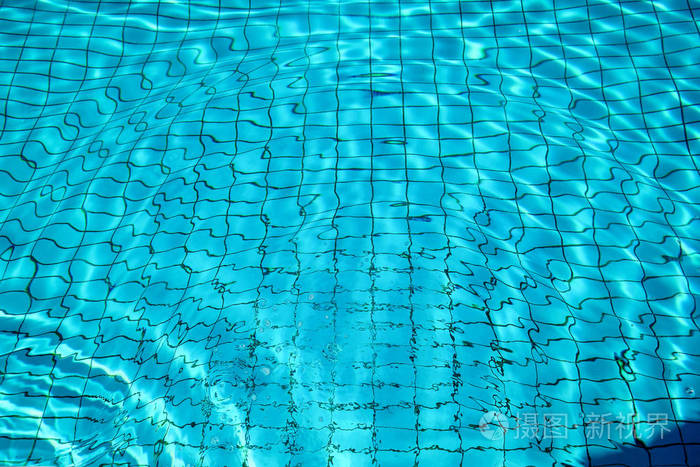 清澈的浅蓝色水池水波纹与太阳反射