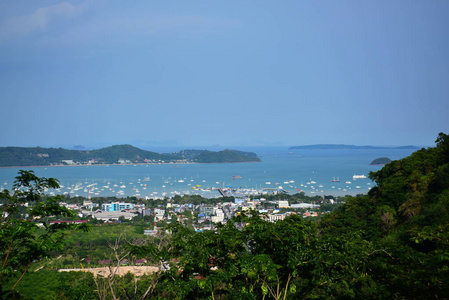 海天观城市观港口和美丽的海洋。 从泰国普吉岛的山顶。