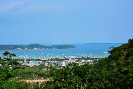 海天观城市观港口和美丽的海洋。 从泰国普吉岛的山顶。