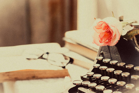 老式打字机粉红色的玫瑰, 桌子上的旧书