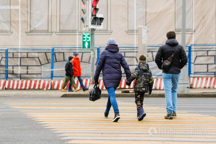 莫斯科俄罗斯2018年4月2日:行人过马路的图像照片-正版商用图片11u4w6