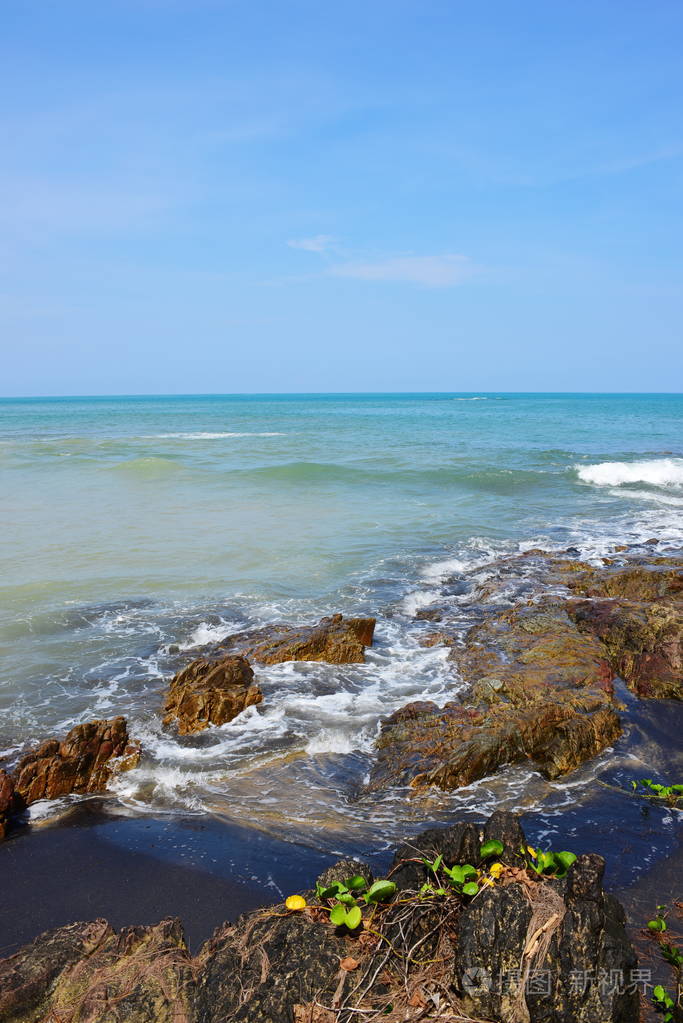 美丽的海滩,清澈的海水,美丽的海滩和海浪. 在阳光明媚的