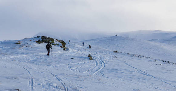 美丽的高山风景，冬天有新鲜的雪