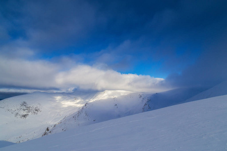 美丽的高山风景，冬天有新鲜的雪