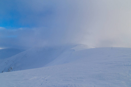 美丽的高山风景，冬天有新鲜的雪