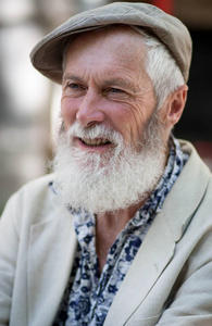 白发老人背影图片