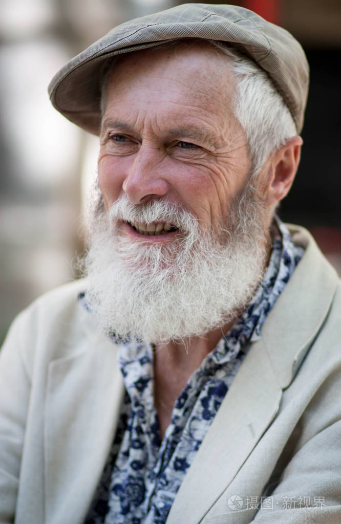 老人的情感简介中,他有着一张美丽的,有着强烈意志的黝黑的脸,白胡子