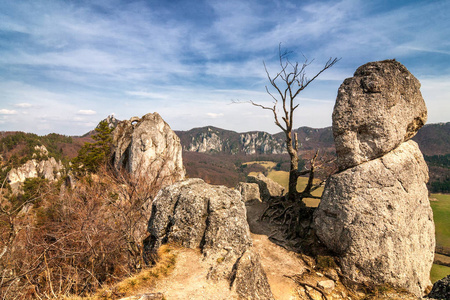 春天的风景, 斯洛伐克的 Sulov 岩石