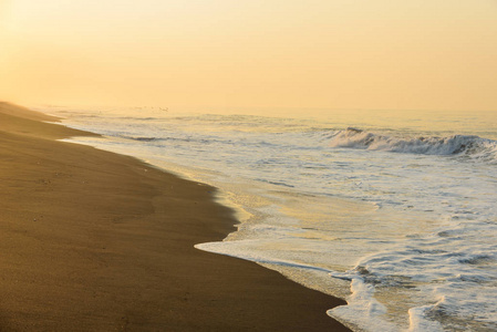 日落海滩与黑色沙子在蒙特里科危地马拉。
