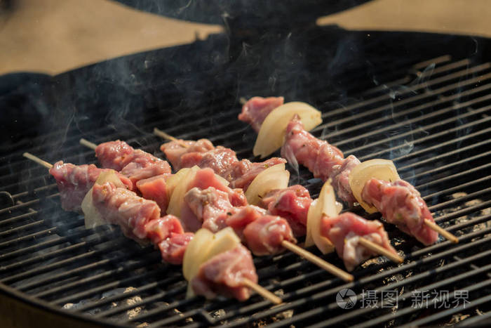 在热烤架上美味的肉串