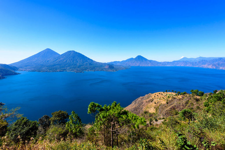 危地马拉高地Atitlan湖和火山的全景。