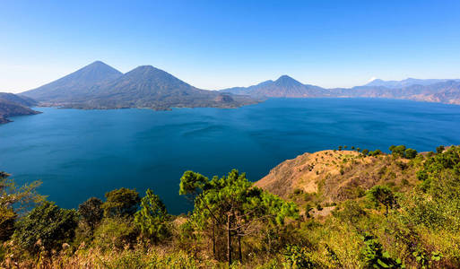 危地马拉高地Atitlan湖和火山的全景。