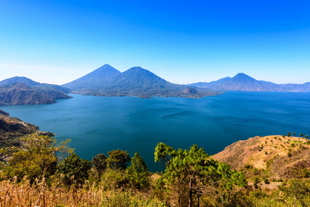 危地马拉高地Atitlan湖和火山的全景。