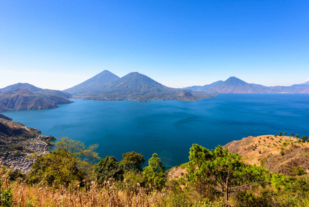 危地马拉高地Atitlan湖和火山的全景。