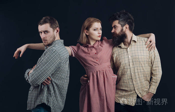 三角恋概念. 关系沟通友谊爱背叛. 男人,女人,忧郁的脸,黑色的背景.