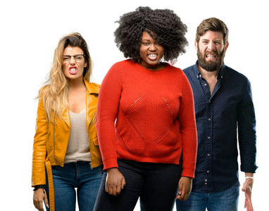 一群年轻的男女愤怒而紧张地皱着眉头,不满而恼怒地表达愤怒照片