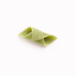 一个绿色的 garganelli 面食在白色上隔离